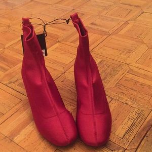 Silky Red Booties 🎈